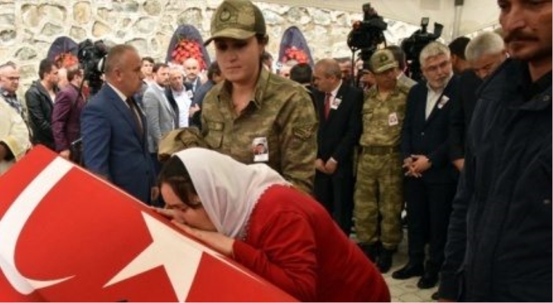 Şehit olan eşinin tabutunu öptü