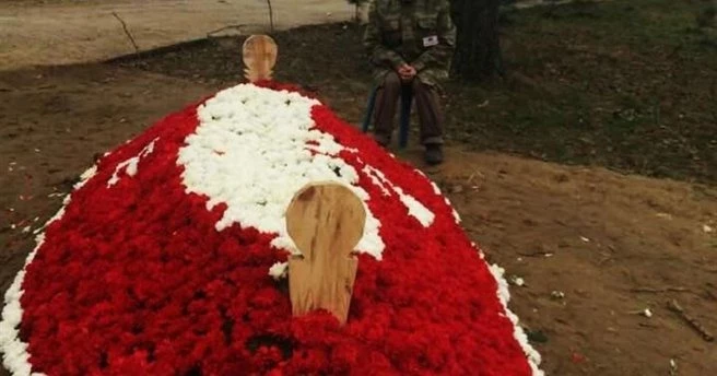 Şehit olan oğlunun mezarı başından ayrılmıyor