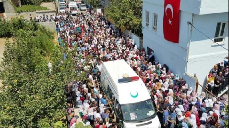 Şehit polis memurunu 10 bin kişi uğurladı