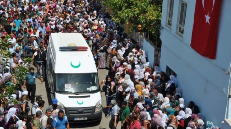 Şehit polisi 10 bin kişi uğurladı