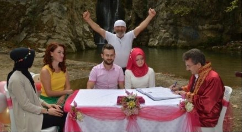 Şelalede nikah kıydılar