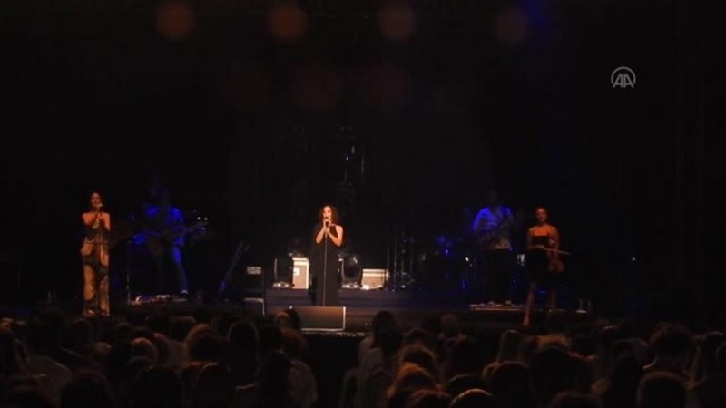 Sertap Erener Çeşme`de konser verdi