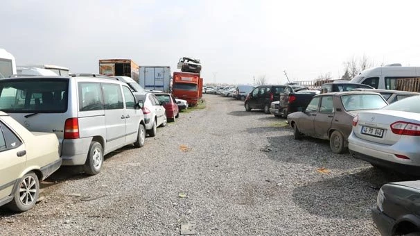 Servet değerindeki araçlar otoparkta çürüyor