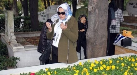 Sevenleri Kemal Sunal?ın mezarını ziyaret etti