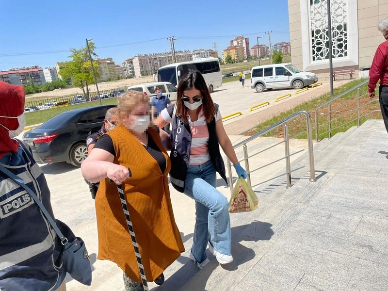 Sevgilisinin kiraladığı evde fuhuş yaptıran kadın karakola bastonla gitti! Operasyonda 9 kişi gözaltında