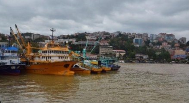Şiddetli fırtınada tekneler limana sığındı