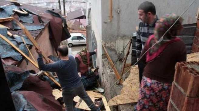 Şiddetli lodos çatıları uçurdu