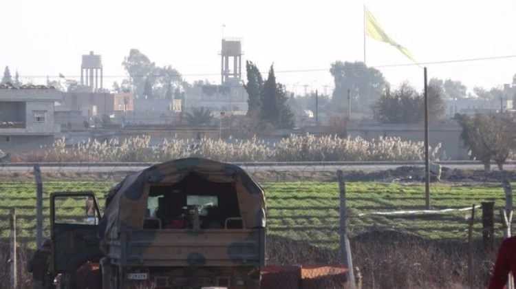 Sınır hattında PYD paçavrası!