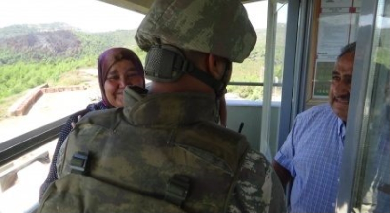 Sınırda nöbet tutan askere bayram sürprizi