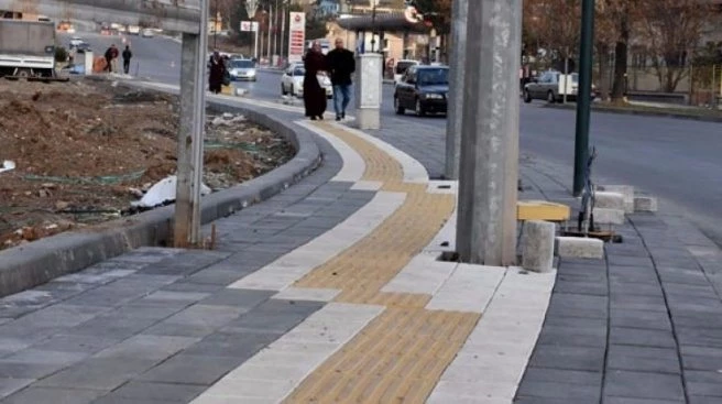 Sivas`ta kaldırımdaki görme engelli bandı şaşırttı