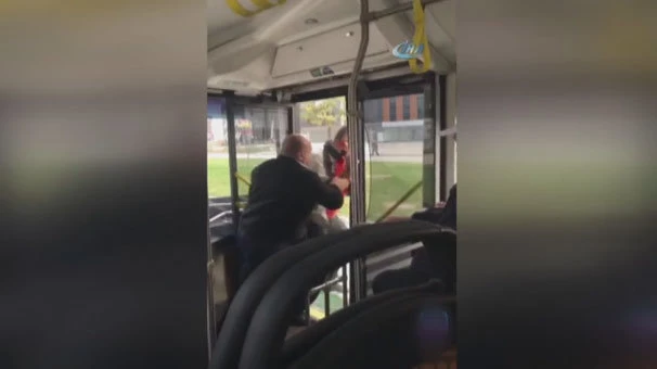 Şoför, yolcuyu otobüsten iterek aşağı attı
