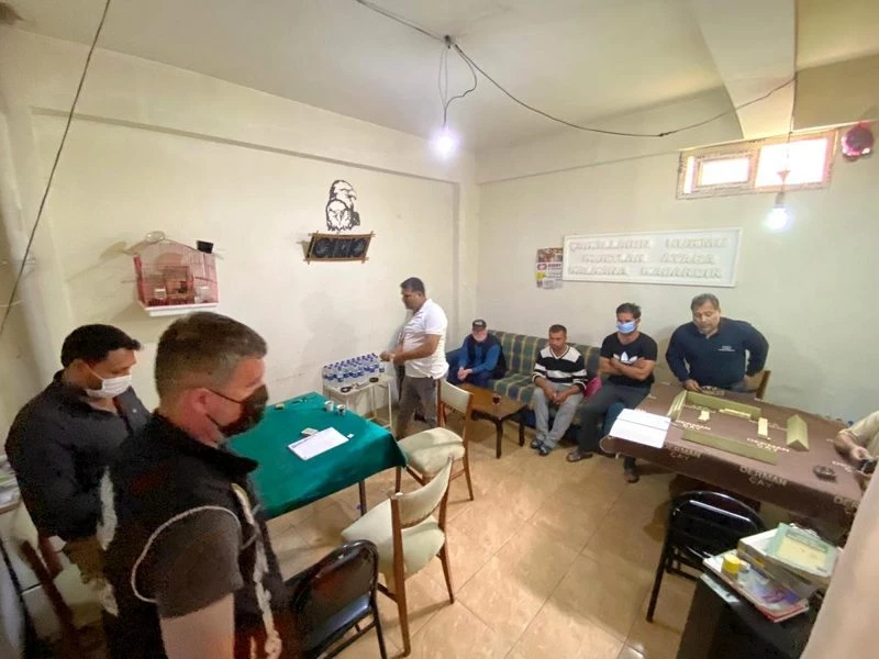Soğan deposunda oyun oynarken yakalandılar: 21 bin TL ceza