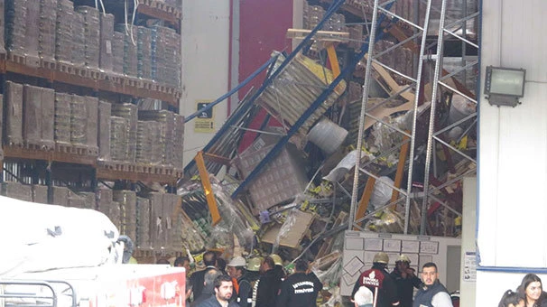 Son dakika... Antrepoda raflar işçilerin üzerine devrildi: Mahsur kalanlar var