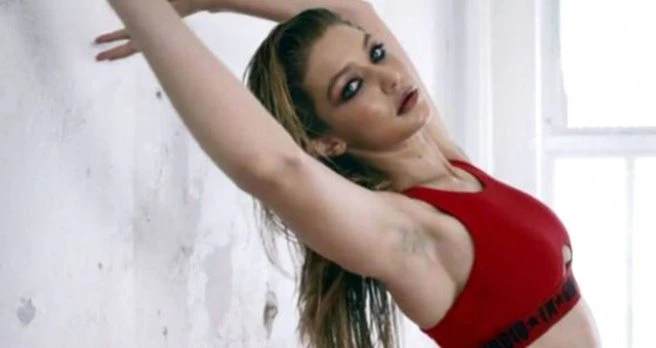 Son Dakika Haber: Gigi Hadid?in Koltuk Altı Kıllarını Temizlemeden Verdiği Poz Hayranlarını Yıktı