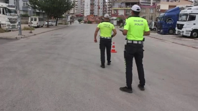 Son dakika haber: Yer altı çöp konteynerine düşen çocuğu bekçi ve polisler kurtardı