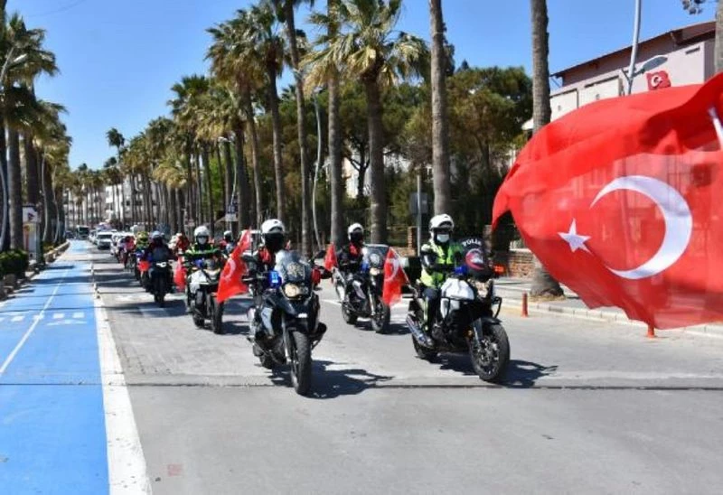 Son dakika haberi... Bisikletli polisler, `kadına şiddete hayır` yazan tişörtleriyle korteje katıldı