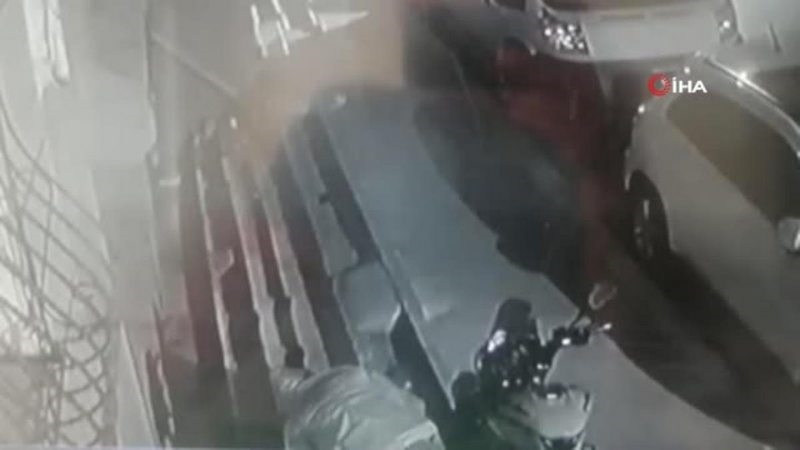 Son dakika haberi! Esenyurt`ta motor hırsızlarının pişkinliği güvenlik kameralarına yansıdı