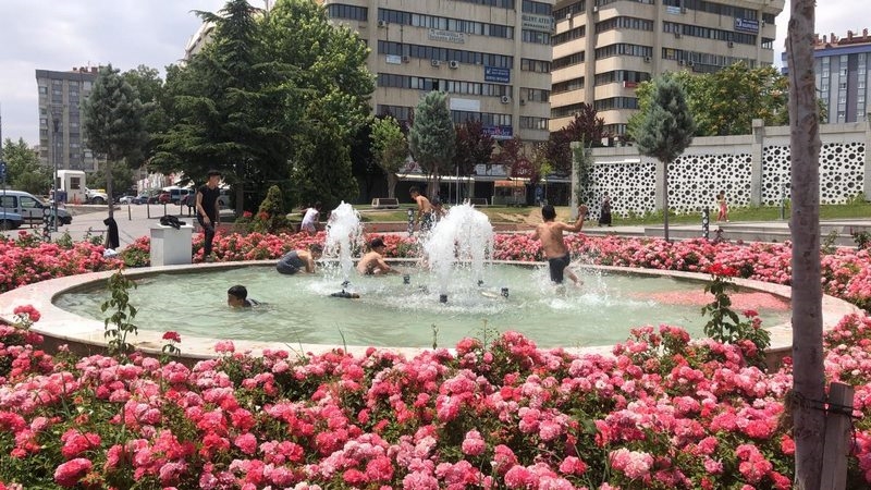 Son dakika haberleri... Sıcaktan bunalan çocuklar süs havuzlarına giriyor