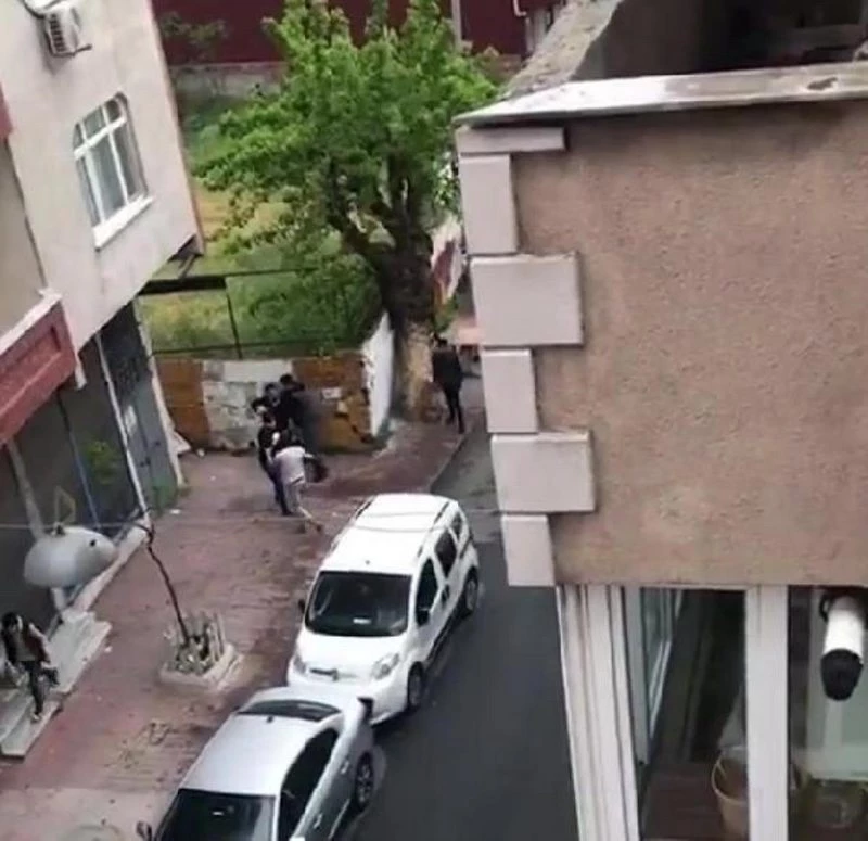 Son dakika haberleri: BEYOĞLU`NDA SOKAK ORTASINDA SİLAHLI KAVGA KAMERADA