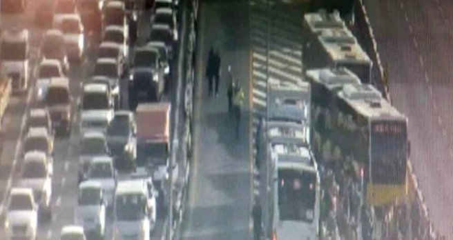 Son Dakika Yenibosna?da İki Metrobüs Çarpıştı 20 Yolcu Yaralı