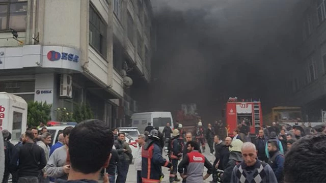 Sondakika. Bayrampaşa`da Büyük Çaplı Yangın! İtfaiye ve Sağlık Ekipleri Sevk Edildi