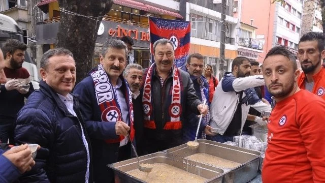 Spor ve Siyaset Elele Vatandaşa Aşure Dağıttı