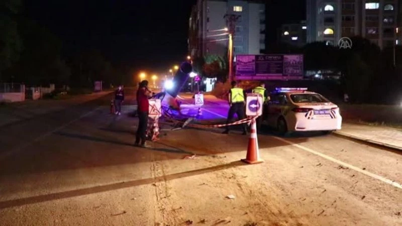 Su borusuna çarpan araç sürücüsü ağır yaralandı