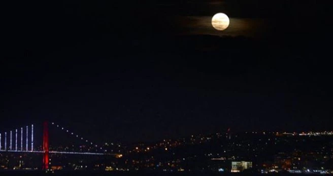 Süper Ay İstanbul Semalarını Aydınlattı, Kartpostallık Fotoğraflar Çekildi
