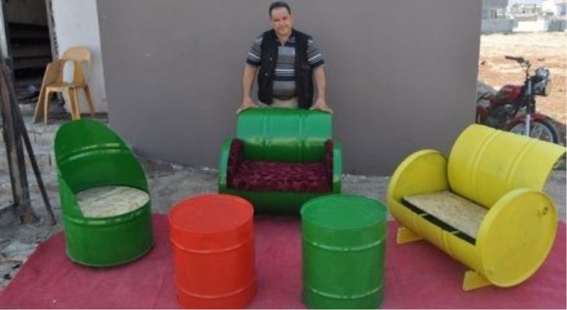 Suriyeli demirci ustası, boş varillerle oturma grubu yapıyor
