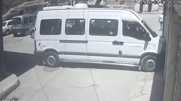 Sürücü kalp krizi geçirdi, öğrenci servisi duvara çarptı