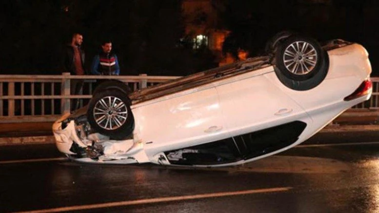SÜRÜCÜ OTOMOBİLİ BIRAKIP KAÇTI