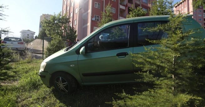 Sürücüsünün el frenini çekmeyi unuttuğu otomobil, çocuğa çarptı