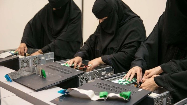 Suudi Arabistan`da 800 bin yabancı çalışan ülkeden ayrıldı