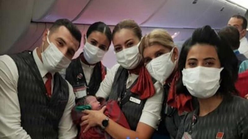 Tahliye uçuşu sırasında mucize! Kabin ekibi, hamile kadına doğum yaptırdı