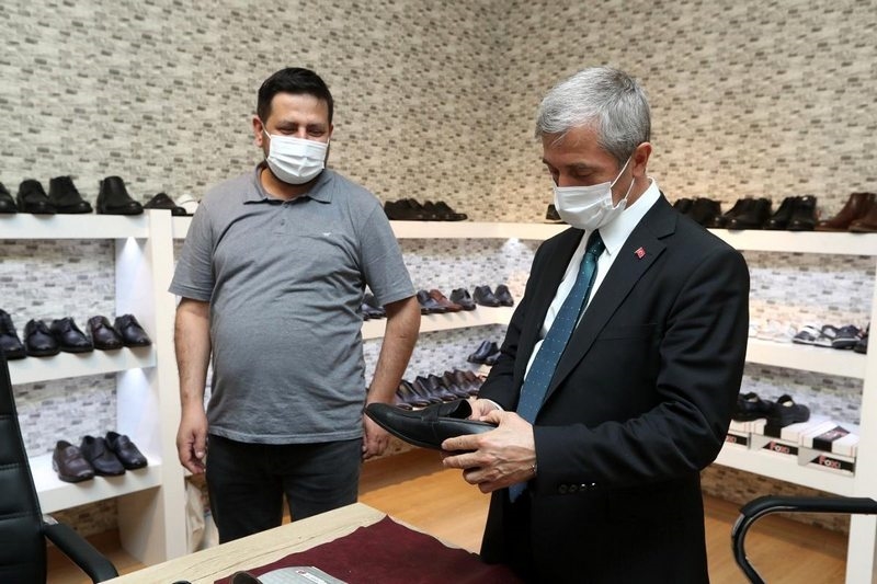Tahmazoğlu`ndan ayakkabıcılara bin 500 TL destek