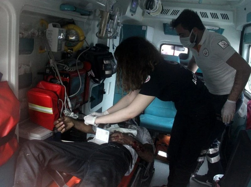 Taksi motosiklete çarpıp Seyhan Nehri`ne uçtu: 3 yaralı