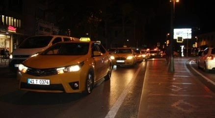 Taksiciler öldürülen arkadaşlarını sessiz protesto ile andı
