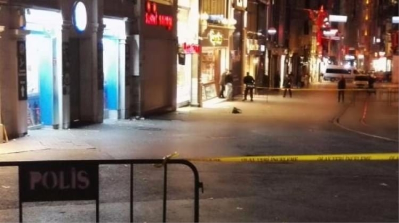 Taksim'de unutulan kadın çantası paniğe yol açtı