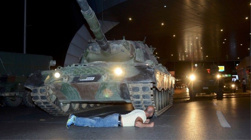 Tankın önüne yatan kahramandan TDK'ya çağrı