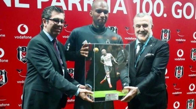 Tarihe geçen Ryan Babel`e plaket