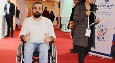 Tekerlekli sandalyeden 4 yıl sonra ilk kez ayağa kalktı