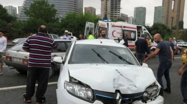 TEM`de zincirleme kaza! Trafik kilitlendi