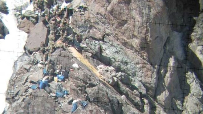 Teröristlerin Ağır Silah ve Sniper Deposu Ele Geçirildi