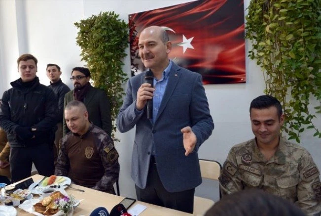 TESLİZ KONUŞMALARINI BİLE KESTİLER