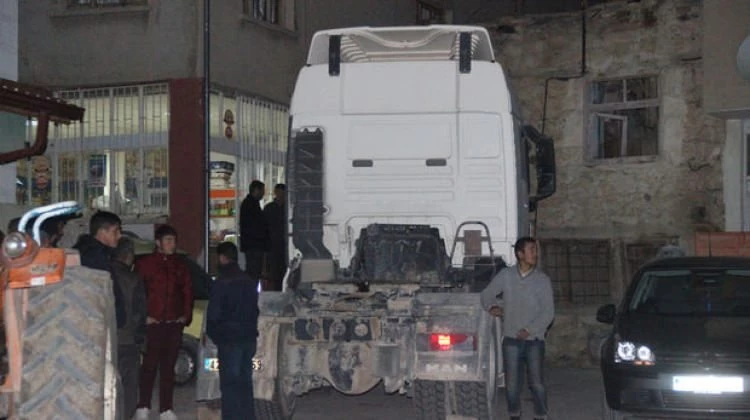 TIR'dan ayrılan dorsenin altında kalan kişi öldü
