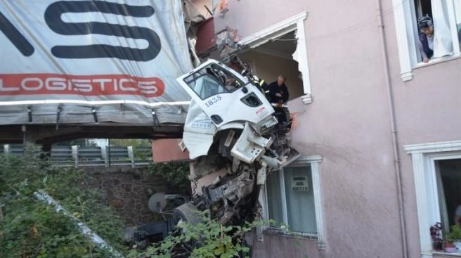 TIR apartman dairesine girdi: 1 ölü!