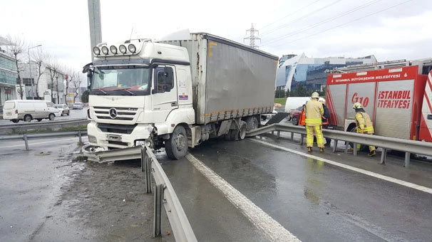 TIR bariyerlere çarptı, Basın Ekspres`te yoğunluk yaşandı