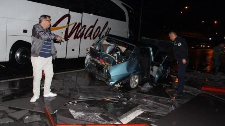 TIR park halindeki otomobile çarptı: 3 yaralı
