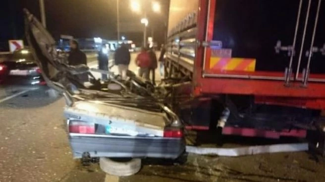 TIR`a çarpan otomobilin sürücüsü öldü