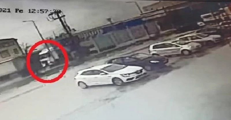 TIR`ın altında kalan 16 yaşındaki motosikletli kurye hayatını kaybetti